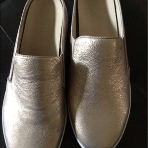 Vionic Slides. Size 10. Rose Gold color.